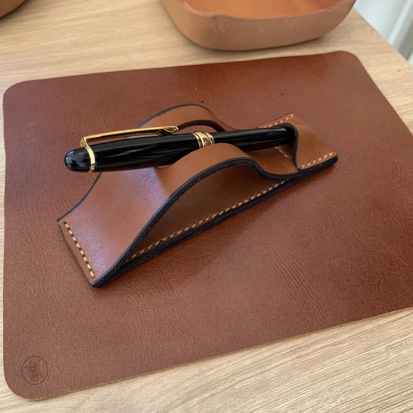 Sac à main en cuir Sacoche en cuir (pour homme) Besace en cuir Cartable en cuir Sac à dos en cuir Sac de voyage en cuir (ou sac week-end) Cabas en cuir Ceinture en cuir (homme / femme) Bretelles en cuir Bracelet en cuir Portefeuille en cuir Porte-cartes en cuir Porte-monnaie en cuir Pochette en cuir (pour femme ou homme) Trousse en cuir (trousse de toilette, trousse à crayons) Porte-clés en cuir Étui à lunettes en cuir Protège-passeport en cuir Sous-main en cuir Savoir-faire et Artisanat Savoir-faire artisanal Fait main Pièce unique Sur mesure (Maroquinerie sur mesure) Point sellier "couture sellier" Finitions main Teinture de tranche Atelier de maroquinerie Matières et Finitions (Le Cuir) Cuir véritable Cuir pleine fleur (le cuir de la plus haute qualité) Cuir de vachette Cuir de veau Cuir d'agneau Cuir de chèvre Tannage végétal Tannage minéral (ou au chrome) Cuir patiné (l'aspect vieilli) Cuir grainé Cuir lisse Artisan cuir Rabat Artisan cuir Salé Maroquinerie Rabat Maroquinerie Salé Atelier cuir Rabat-Salé Fait main à Salé Fait main au Maroc Créateur cuir Maroc Made in Maroc