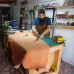 Sac à main en cuir Sacoche en cuir (pour homme) Besace en cuir Cartable en cuir Sac à dos en cuir Sac de voyage en cuir (ou sac week-end) Cabas en cuir Ceinture en cuir (homme / femme) Bretelles en cuir Bracelet en cuir Portefeuille en cuir Porte-cartes en cuir Porte-monnaie en cuir Pochette en cuir (pour femme ou homme) Trousse en cuir (trousse de toilette, trousse à crayons) Porte-clés en cuir Étui à lunettes en cuir Protège-passeport en cuir Sous-main en cuir Savoir-faire et Artisanat Savoir-faire artisanal Fait main Pièce unique Sur mesure (Maroquinerie sur mesure) Point sellier "couture sellier" Finitions main Teinture de tranche Atelier de maroquinerie Matières et Finitions (Le Cuir) Cuir véritable Cuir pleine fleur (le cuir de la plus haute qualité) Cuir de vachette Cuir de veau Cuir d'agneau Cuir de chèvre Tannage végétal Tannage minéral (ou au chrome) Cuir patiné (l'aspect vieilli) Cuir grainé Cuir lisse Artisan cuir Rabat Artisan cuir Salé Maroquinerie Rabat Maroquinerie Salé Atelier cuir Rabat-Salé Fait main à Salé Fait main au Maroc Créateur cuir Maroc Made in Maroc