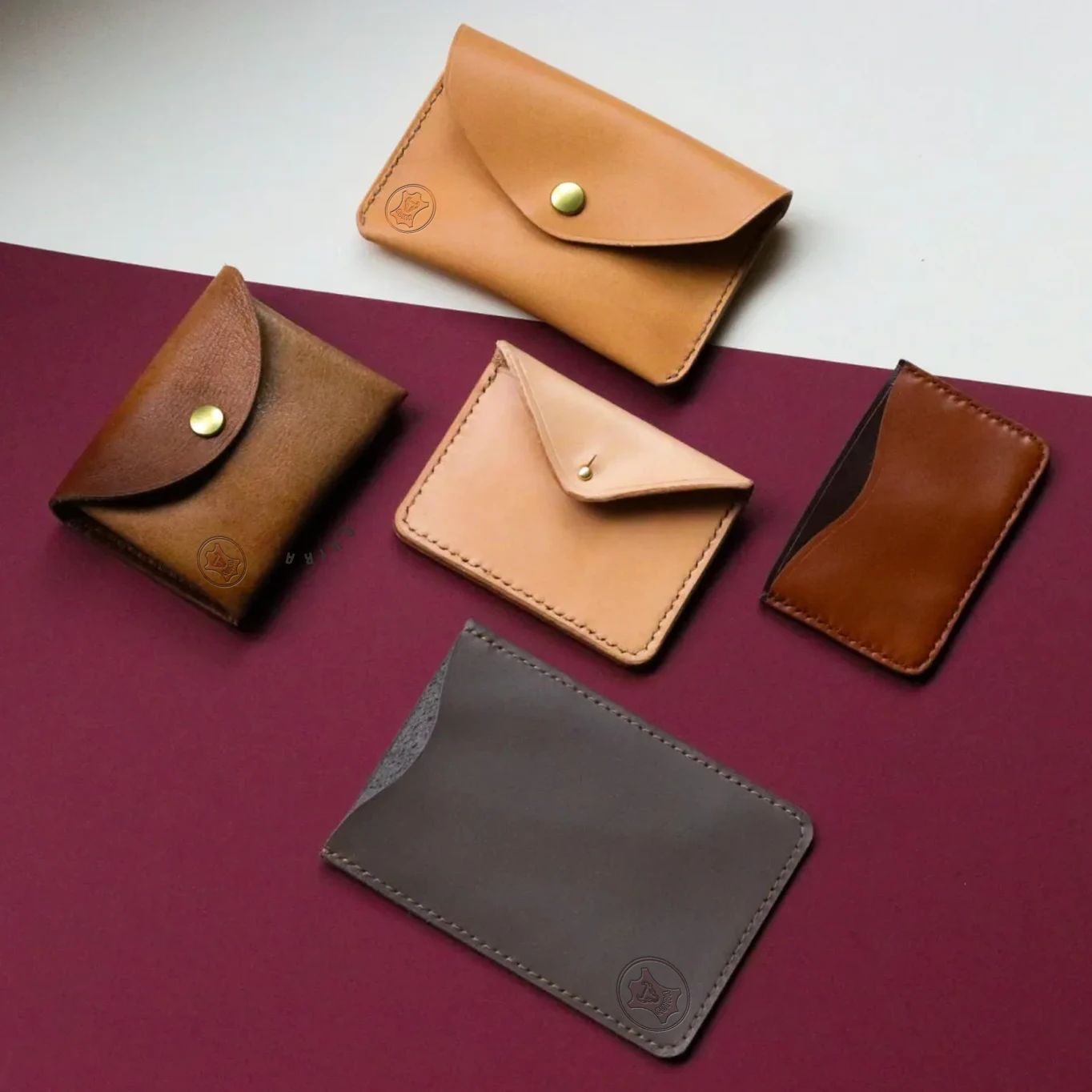 Sac à main en cuir Sacoche en cuir (pour homme) Besace en cuir Cartable en cuir Sac à dos en cuir Sac de voyage en cuir (ou sac week-end) Cabas en cuir Ceinture en cuir (homme / femme) Bretelles en cuir Bracelet en cuir Portefeuille en cuir Porte-cartes en cuir Porte-monnaie en cuir Pochette en cuir (pour femme ou homme) Trousse en cuir (trousse de toilette, trousse à crayons) Porte-clés en cuir Étui à lunettes en cuir Protège-passeport en cuir Sous-main en cuir Savoir-faire et Artisanat Savoir-faire artisanal Fait main Pièce unique Sur mesure (Maroquinerie sur mesure) Point sellier "couture sellier" Finitions main Teinture de tranche Atelier de maroquinerie Matières et Finitions (Le Cuir) Cuir véritable Cuir pleine fleur (le cuir de la plus haute qualité) Cuir de vachette Cuir de veau Cuir d'agneau Cuir de chèvre Tannage végétal Tannage minéral (ou au chrome) Cuir patiné (l'aspect vieilli) Cuir grainé Cuir lisse Artisan cuir Rabat Artisan cuir Salé Maroquinerie Rabat Maroquinerie Salé Atelier cuir Rabat-Salé Fait main à Salé Fait main au Maroc Créateur cuir Maroc Made in Maroc